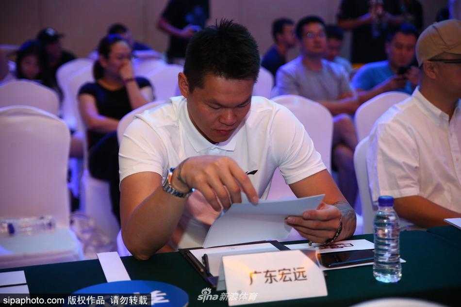 二零一七选秀盛会姚明督阵 朱芳雨亲临见证新星升起 朱芳雨与姚明在选秀现场相邻而坐,两人神情专注地看向前方,姚明微微侧身倾听,朱芳雨面色凝重若有所思,仿佛在探讨着中国篮球的人才大计。