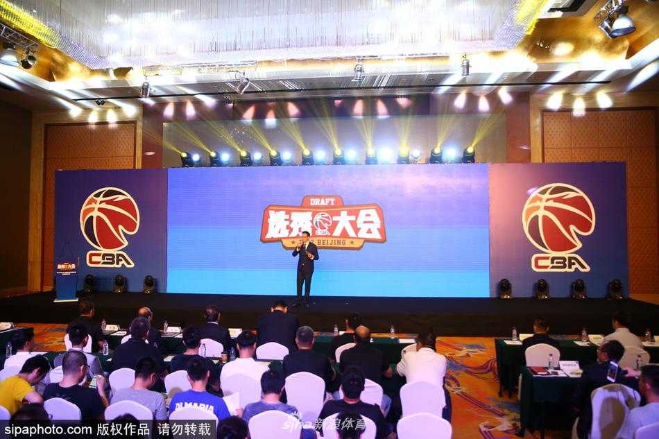 二零一七选秀盛会姚明督阵 朱芳雨亲临见证新星升起 当选状元后,陈盈骏虽未亲临现场,但大屏幕上定格的画面依然帅气逼人,他身穿西装打着领带,眼神中透露出对CBA联赛的无限憧憬。