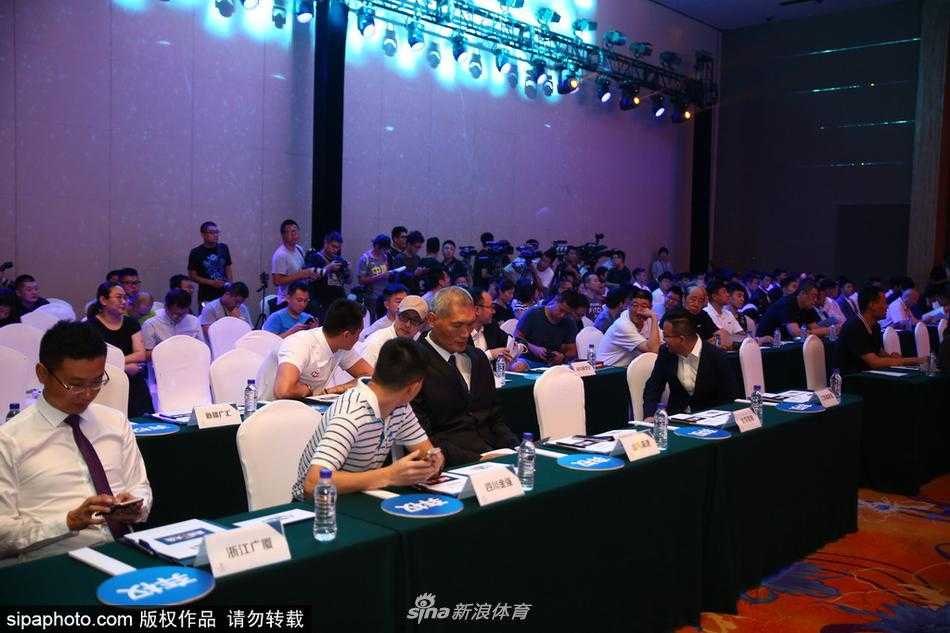 二零一七选秀盛会姚明督阵 朱芳雨亲临见证新星升起 台上主持人正在宣读选秀结果,背后的大屏幕闪烁着各队LOGO,姚明在台下双手交叉于身前,神情严肃地注视着这一切,仿佛在守护着选秀大会的神圣。