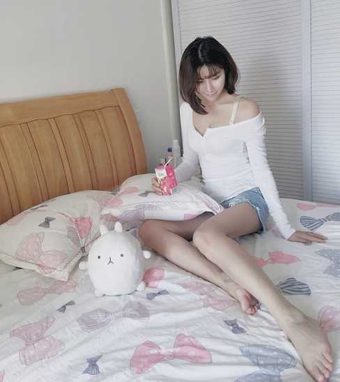 云端天使邂逅蔚蓝:空姐与海边的夏日诗篇 夕阳的余晖洒满海面,一位空姐侧身坐在礁石上,目光悠远地望向远方。剪影勾勒出她完美的身形曲线,画面静谧而美好,仿佛一幅现代油画。