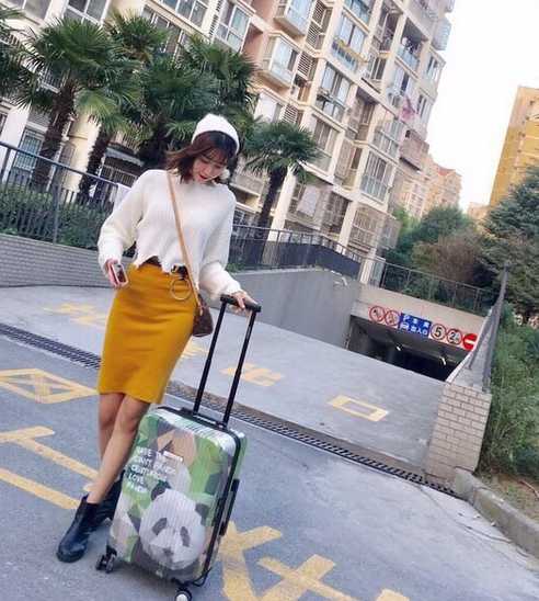 云端天使邂逅蔚蓝:空姐与海边的夏日诗篇 清澈见底的海水中,一位空姐俏皮地撩起水花,湿漉漉的长发贴在肩头,脸上洋溢着孩子般纯真的笑容,与平日在机舱内的端庄形成可爱反差。