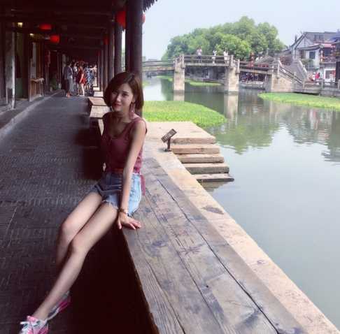 云端天使邂逅蔚蓝:空姐与海边的夏日诗篇 两位空姐并肩站在浅海中,相视而笑。她们穿着色彩明快的度假长裙,手牵手享受着海浪的轻抚,姐妹情深与夏日气息完美融合。