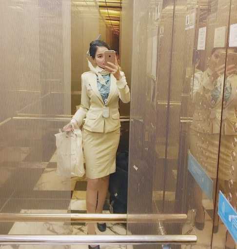 云端天使邂逅蔚蓝:空姐与海边的夏日诗篇 海风猛烈地吹起一位空姐的长发和长裙裙摆,她用手轻轻按住草帽,身体微微前倾,仿佛在与风嬉戏,动感十足的画面充满生命力。