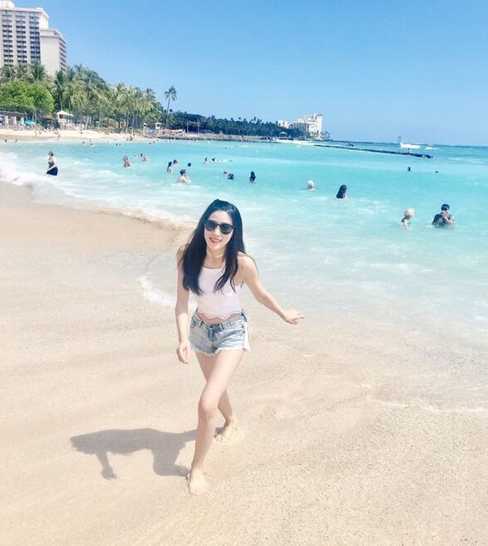 云端天使邂逅蔚蓝:空姐与海边的夏日诗篇 一位空姐漫步于金色沙滩,及膝的裙摆被海风轻轻撩起,修长笔直的双腿在阳光下泛着健康的光泽,她回眸一笑,身后是层叠的浪花与无尽的蔚蓝。