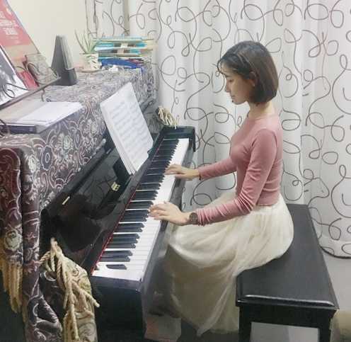 云端天使邂逅蔚蓝:空姐与海边的夏日诗篇 一位空姐将脚趾轻轻埋入温热的细沙中,身旁放着一杯清凉的饮品,她舒适地半躺在沙滩椅上,闭目享受着和煦的阳光,完全沉浸在慵懒的午后时光里。