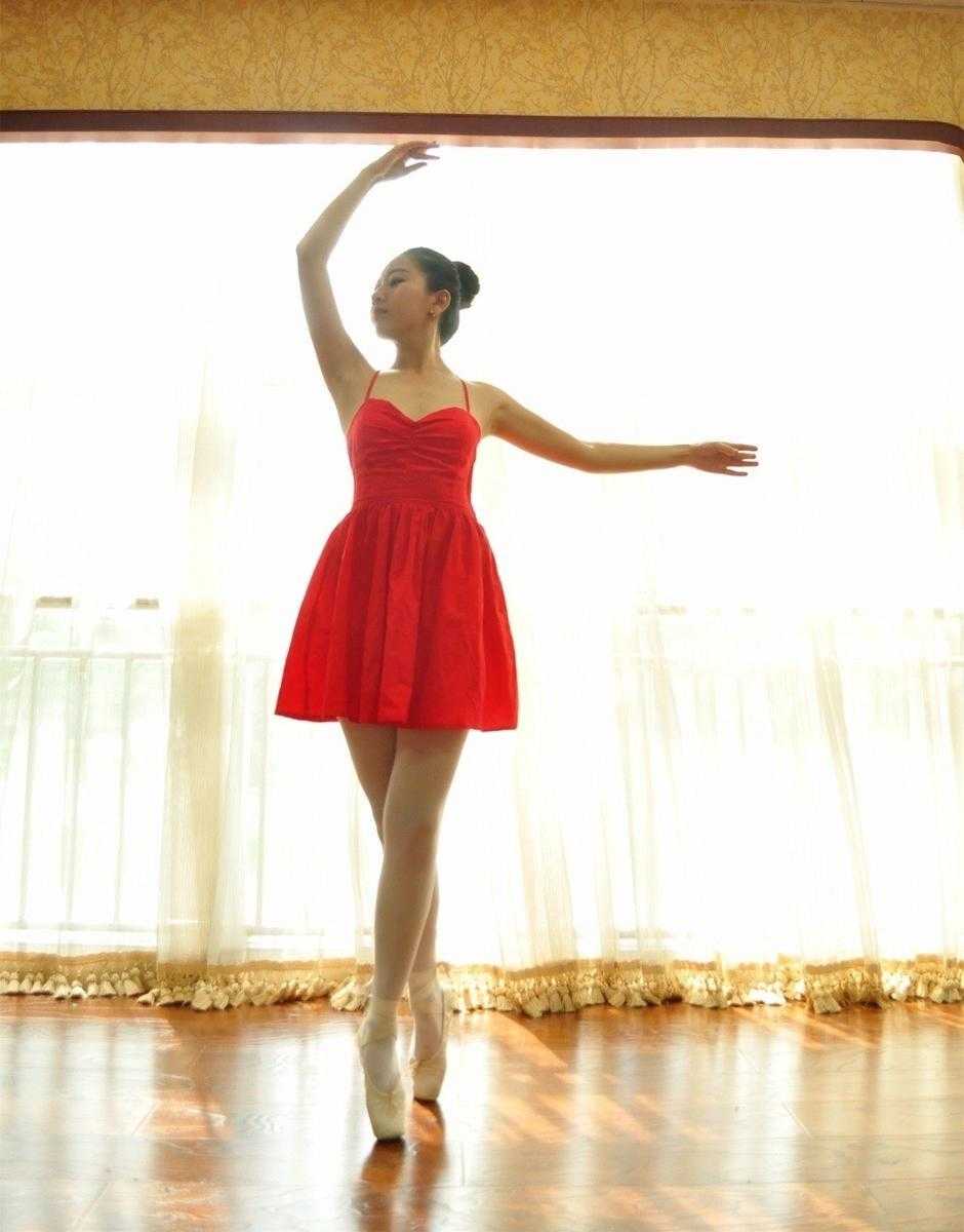 云端舞者跨界记:当航空佳丽遇见热血篮球,颜值与活力一道“起飞” 夕阳的余晖洒在球场地板上,空姐啦啦队与球员们一同站在场中合影留念,记录下这个充满汗水与欢笑的难忘下午