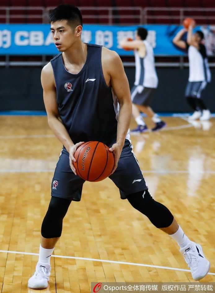 常林在篮下奋力卡位，肌肉线条在灯光下显得格外分明，他张大嘴巴呼喊着，仿佛一头被唤醒的野兽，准备统治禁区。