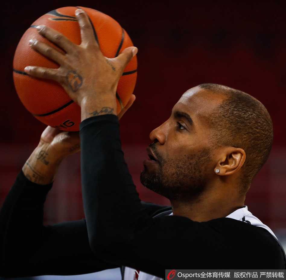 翟晓川在训练中眼神坚毅，尽管脚踝伤势未愈，但每一个热身动作都一丝不苟，仿佛在向队友传递必胜的信念。