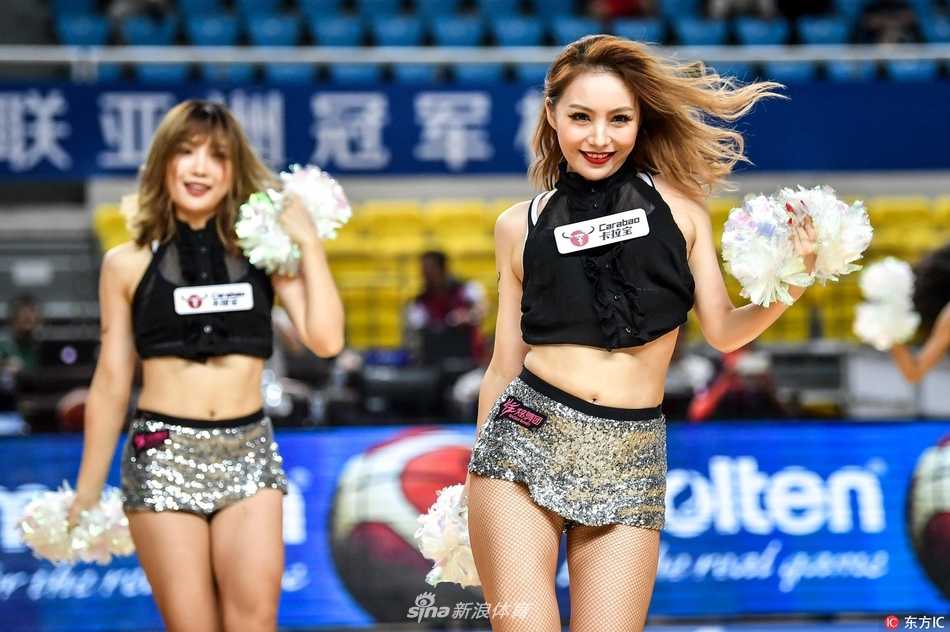 除了集体操，还有充满力量感的个人展示时间。这位宝贝扎着高马尾，在灯光下做出有力的舞姿，健康的小麦色肌肤和马甲线彰显着运动女孩的独特魅力。