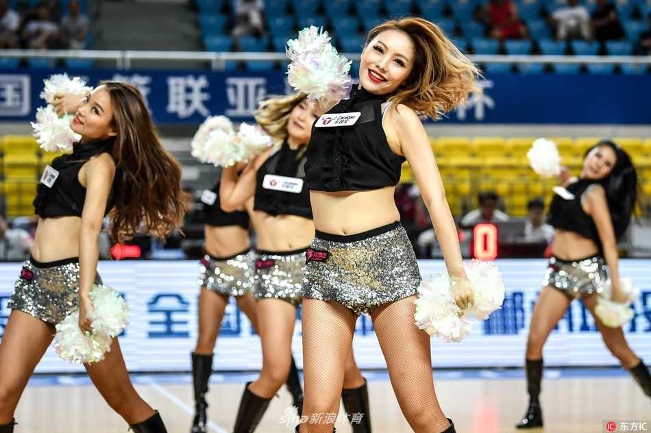 表演间隙，啦啦宝贝们在场边稍作休息，即便只是站立等待，她们依然保持着挺拔的姿态，宛如赛场边一道亮丽而流动的风景线。