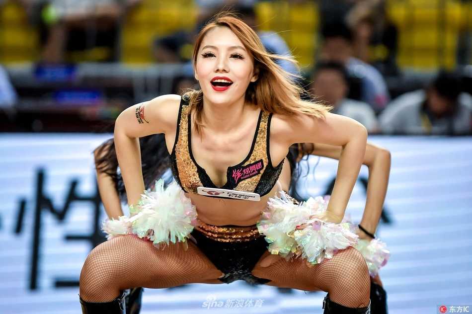 动感旋律中，篮球宝贝们挥舞着金色的花球，整齐划一的动作仿佛跳跃的火焰，瞬间点燃了全场观众的激情。