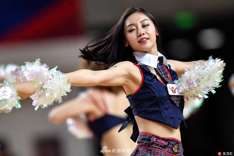 胜利的欢呼属于伊朗队，但啦啦宝贝们的笑容属于所有人。在确定胜局后，她们依然在场上热情舞动，用青春的活力为大胜之夜画上一个圆满的句号。