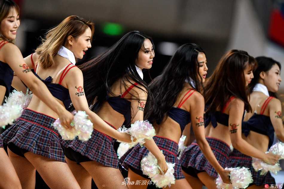 中场休息时，啦啦宝贝们成为球场的主角。她们带来了一段节奏明快的热舞，手中花球随着音乐的节拍翻飞，仿佛在告诉观众，篮球的快乐不仅属于胜利者，也属于每一个热爱生活的人。
