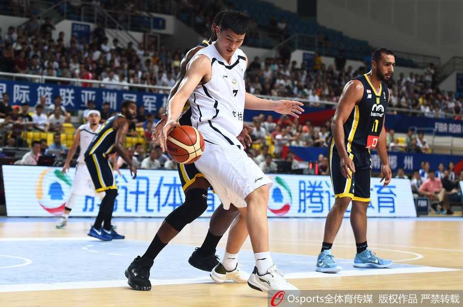 黎巴嫩球员海达尔在新疆队内线轻松上篮，新疆男篮的防线在这一刻形同虚设