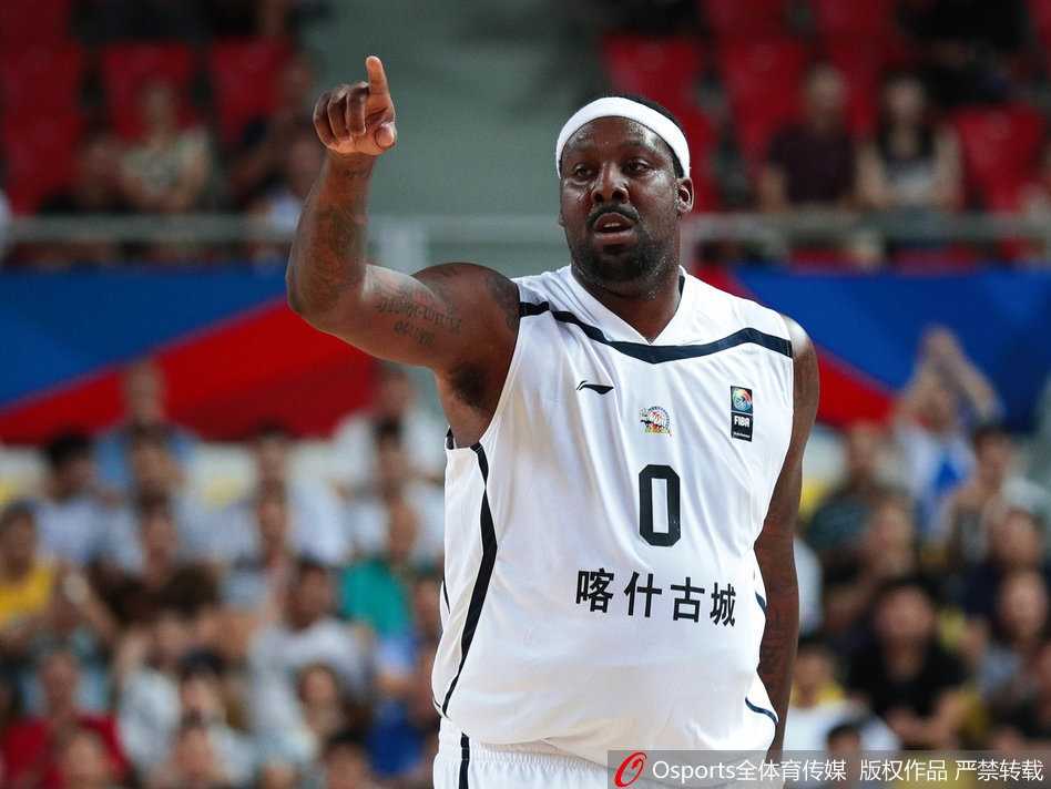 新疆队替补席上一片死寂，球员们神情落寞地看着场上分差被进一步拉大