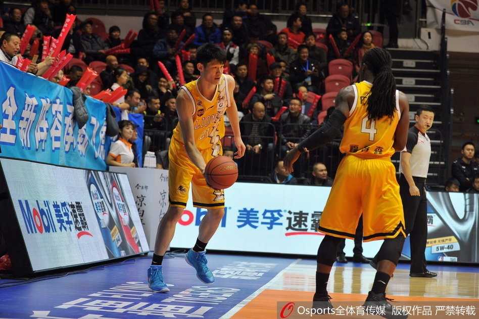 布拉切低位单打博洛西斯，他用标志性的晃肩假动作骗过防守，柔和的手感将球送入网窝。