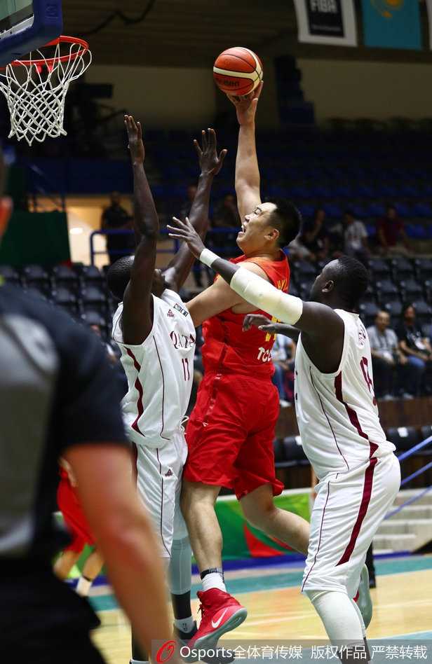 刘晓宇面对夹击防守从容不迫，运球姿势舒展，仿佛在告诉对手想断我的球没那么容易。