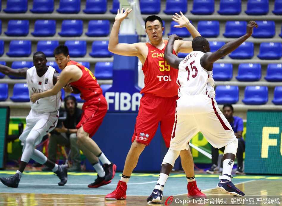 胡金秋高高跃起摘下前场篮板，手臂在空中舒展得如同大鹏展翅，青春的力量在这一刻毫无保留地绽放。