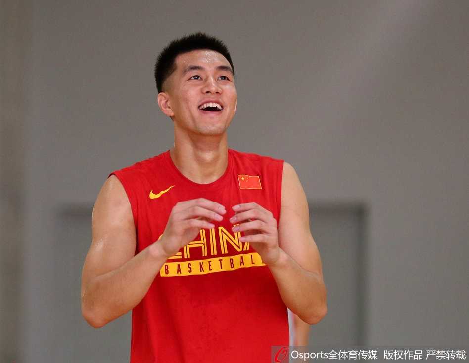 训练场上，经验丰富的后卫刘晓宇在常规训练结束后独自加练，他神情专注地趴在地上做俯卧撑，每一滴汗水都见证着他的刻苦。