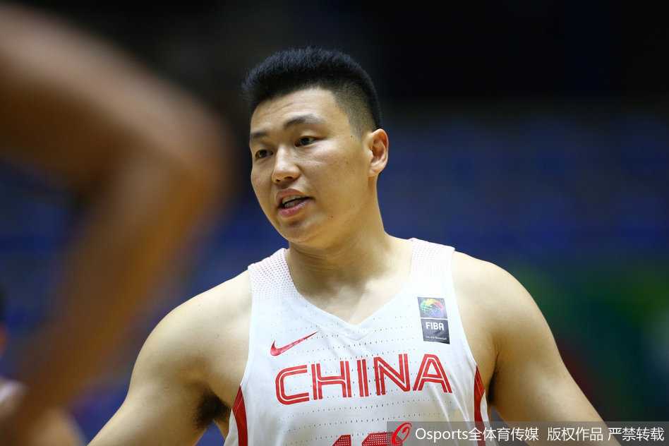 赛后，郭艾伦与菲律宾后卫罗密欧相互致意，两人面带微笑，诠释了篮球场上的友谊与尊重