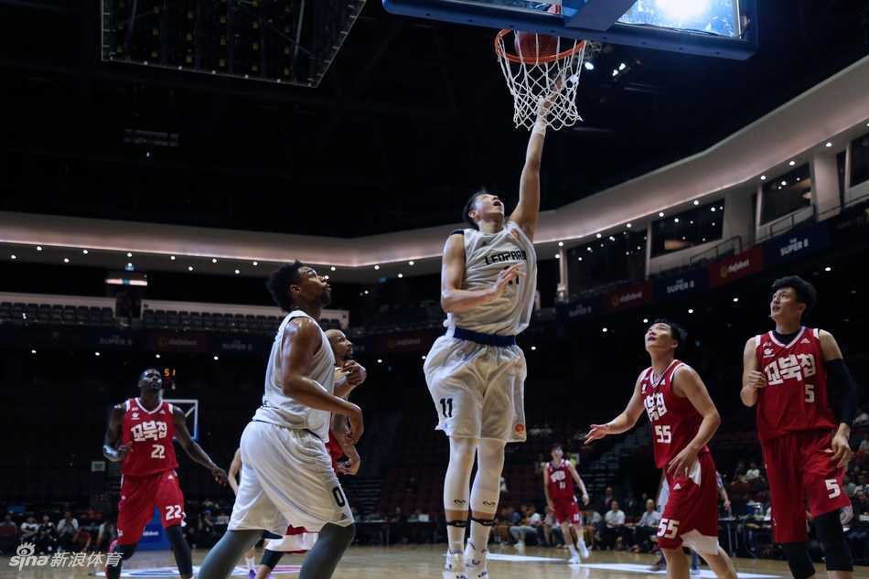 高阳猎户座后卫快速运球推进，深圳队球员全力回防，场上瞬间形成二打二的快攻局面