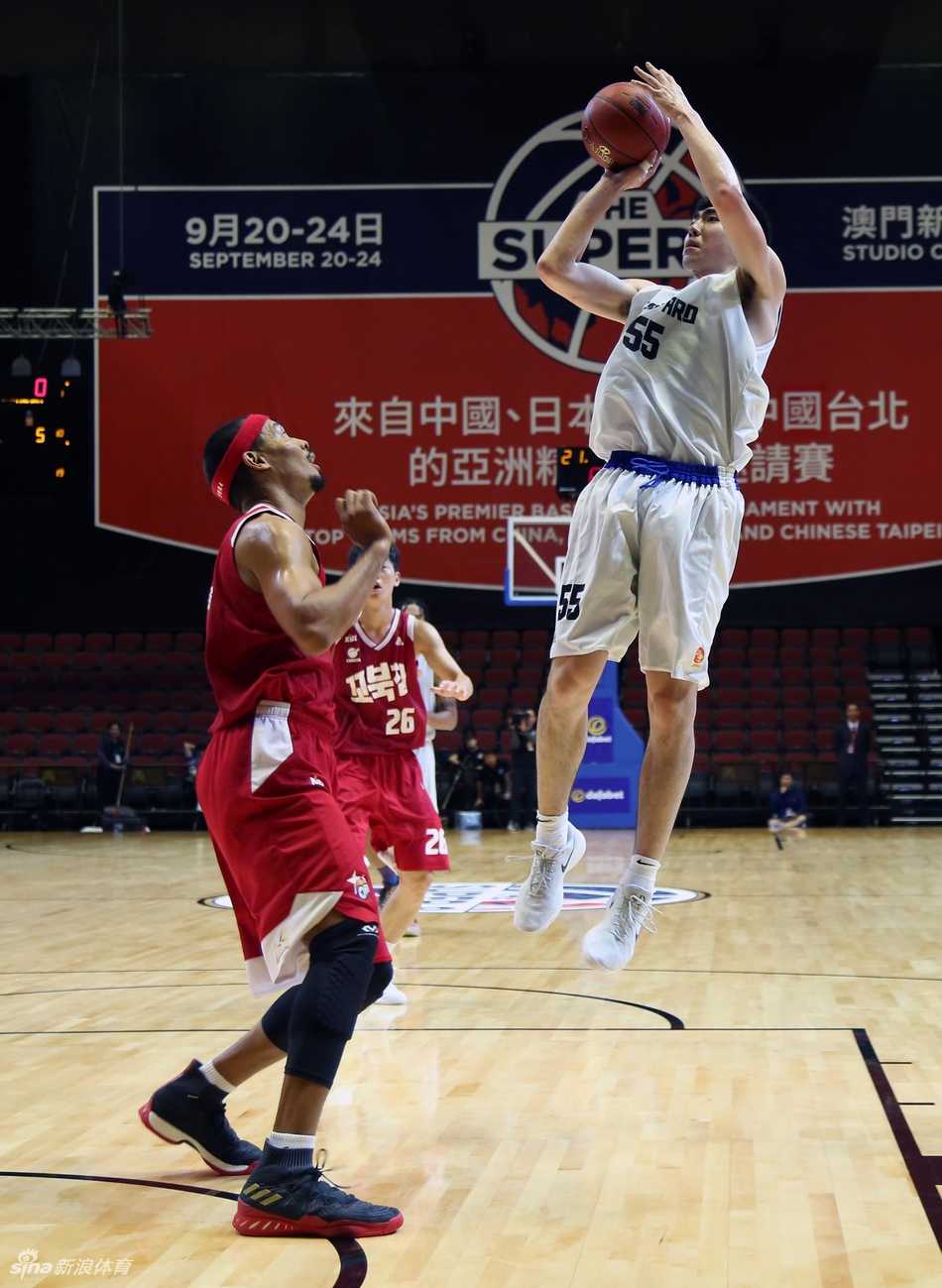 深圳队年轻球员沈梓捷在防守端送出一记大帽，皮球被煽飞出去的瞬间，全场气氛沸腾