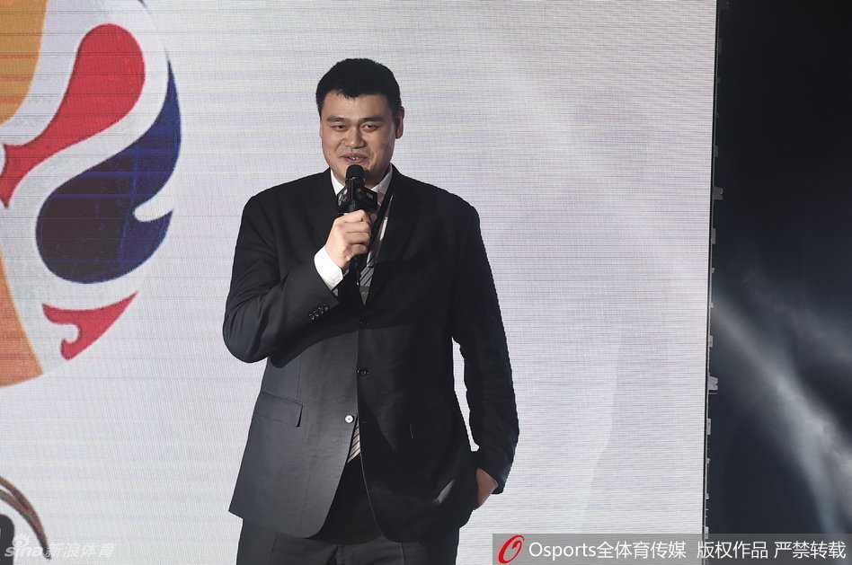 主持经验丰富的张斌站在发布仪式现场，他手持话筒，面带微笑地引导着姚明与现场嘉宾互动