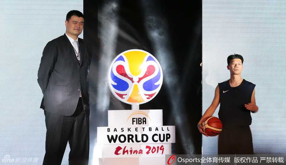 发布仪式现场，姚明与业余球员代表张亦驰在刚揭晓的巨大会徽前并肩合影，脸上洋溢着自豪的笑容