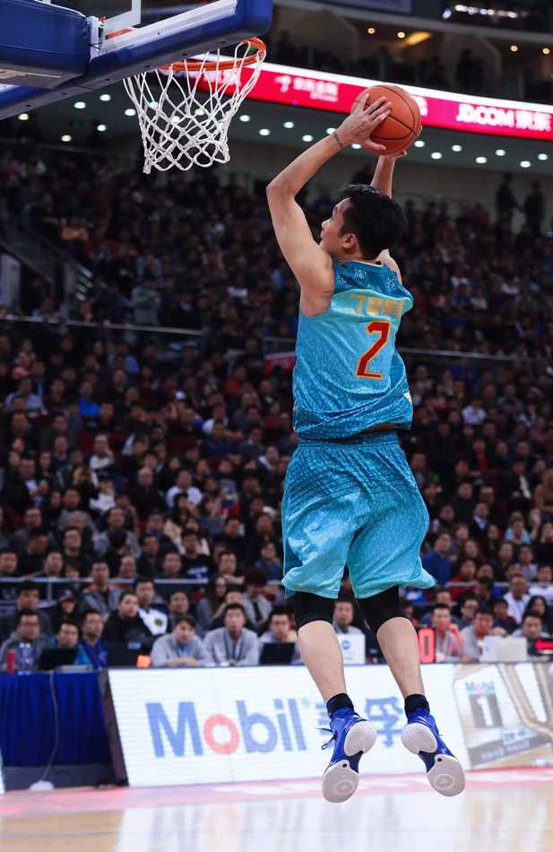 弗雷戴特快速运球穿越中场，眼神如剑，寻找着南区的进攻利刃