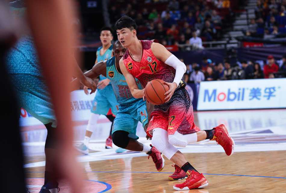 顾全侧翼跑出空位，扬手就是一记三分，篮球划破北京夜空