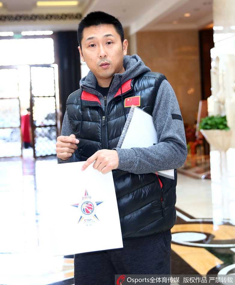 京华全明星盛宴:南北豪强聚首五棵松,传奇与新星共绘篮球画卷 手握鸟笼、身着休闲装的马布里面带从容微笑,仿佛一位遛弯的京城大爷,轻松步入酒店,举手投足间尽显票王风范。