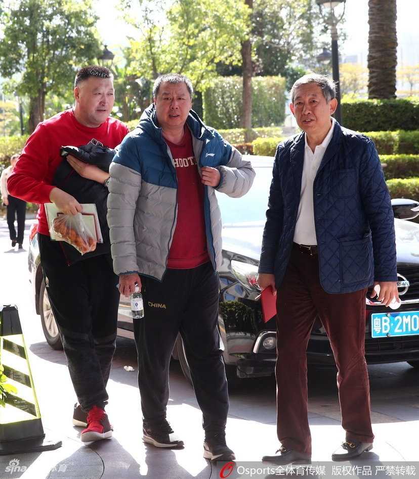 京华全明星盛宴:南北豪强聚首五棵松,传奇与新星共绘篮球画卷 孙铭徽在扣篮大赛中从篮板后飞跃而出,在空中接球后反手背扣,整个人如同摆脱了地心引力,全场观众瞬间陷入疯狂。