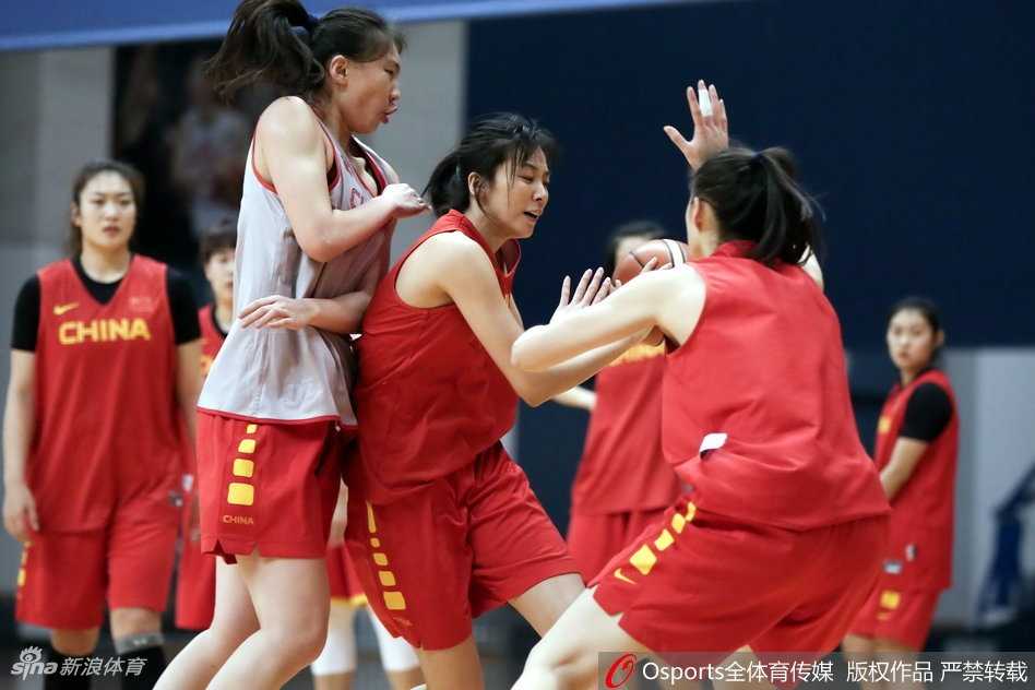 力量房里，杠铃片的碰撞声此起彼伏。一名队员正在咬牙进行负重深蹲，额头的汗珠清晰可见，眼神中透露出不服输的韧劲，这正是女篮姑娘们通过冬训储备力量的缩影。