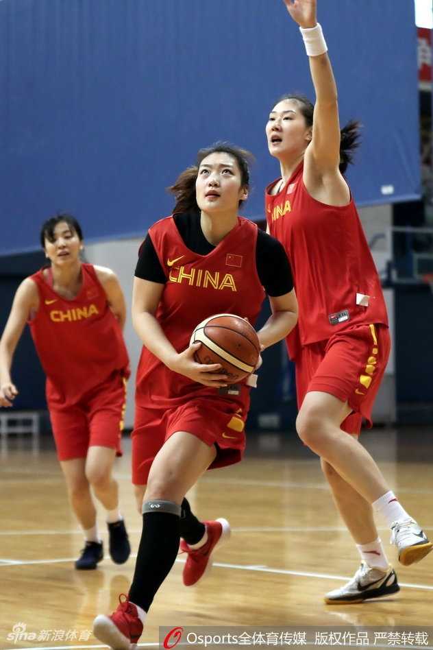 战术板前，宫鲁鸣指导手持马克笔，正在为队员们勾勒破解对方联防的线路。姑娘们围成一圈，聚精会神地聆听，眼中闪烁着对战术理解的渴望，这一刻，教练与队员的心紧紧连在一起。