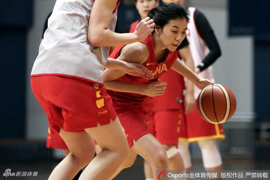 罚球线附近，一位队员稳稳出手，篮球在空中划出完美的弧线。周围队友的目光紧紧追随，这不仅是一次投篮练习，更是对心理素质的无声考验，专注度写在每个人紧绷的脸上。