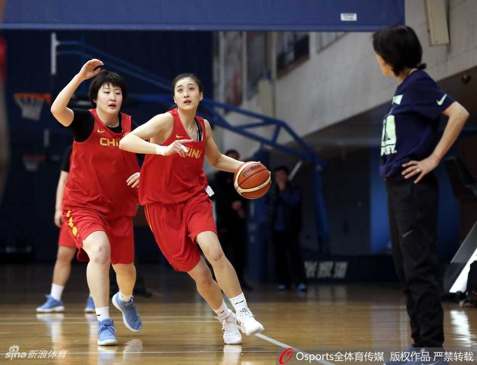 训练结束后，几名队员并未立即离开，而是聚在一起交流着刚才的配合心得。汗水浸湿了球衣，但笑容却格外灿烂，这种场下的团结与沟通，是铸就场上战斗力的重要基石。