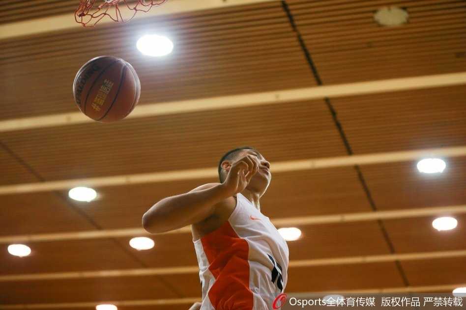 赛后，北京五中队员们并未因失利而气馁，他们围成一圈互相鼓劲，汗水的味道里混杂着不屈与希望。