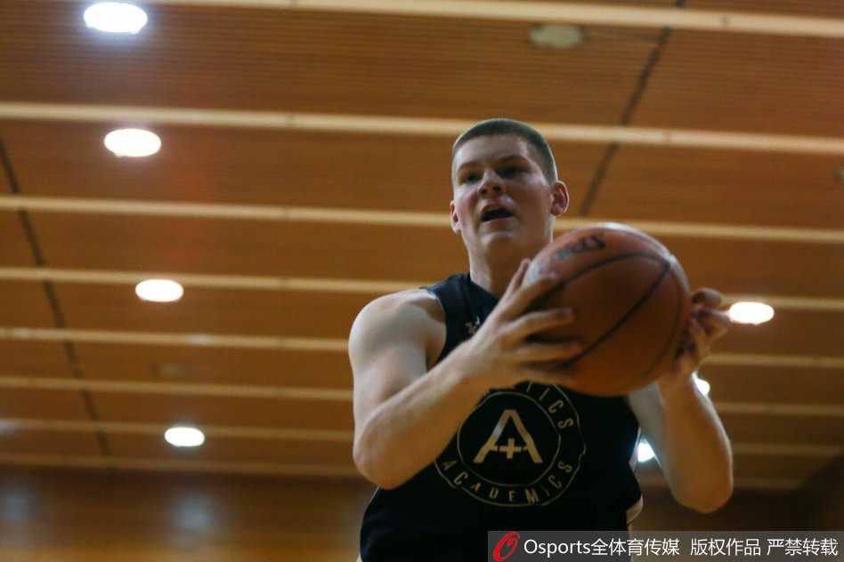 双方球员赛后友好握手致意，胜负已分的赛场上，流淌着的是属于全世界篮球少年共同的青春热血与相互敬意。