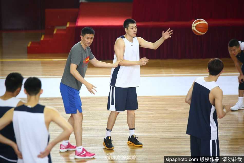 内线球员胡金秋在对抗中高高跃起，以一敌二拼抢篮板球，脸上写满了年轻人的冲劲和倔强