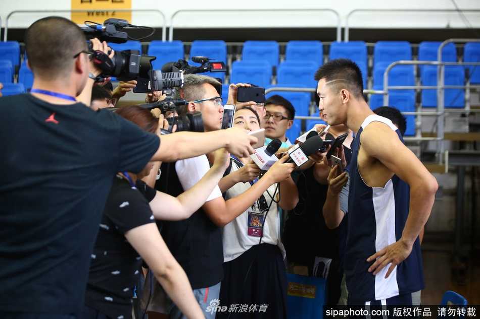 刚刚从美国特训归来的郭艾伦在训练中持球突破，他眼神犀利，速度极快，展现出强大的攻击欲望