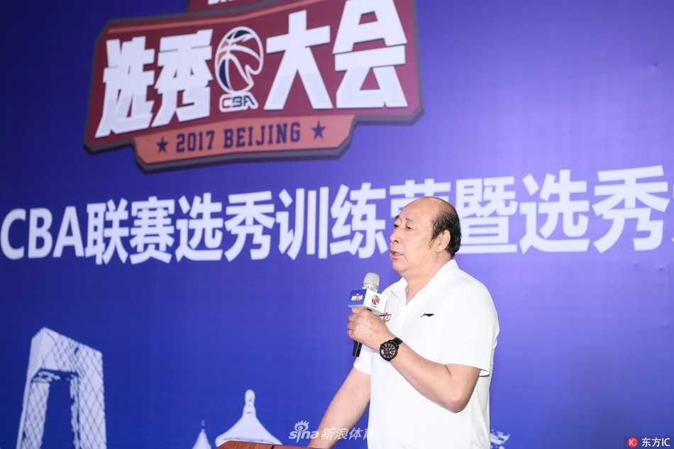 公开对抗赛的赛场上，火药味渐浓，一名后卫球员如利刃般撕破防线，高高跃起，与内线巨人进行空中对抗，瞬间的爆发力定格了青春无畏的锋芒。