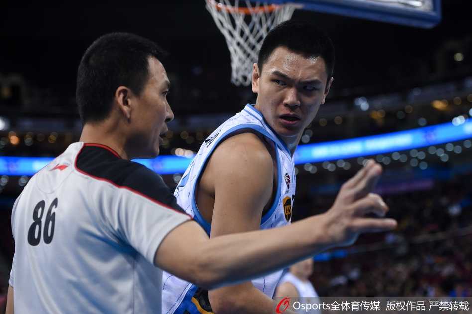 广州队外援汉斯布鲁在三人包夹下依然强势起跳，用指尖轻轻一点，将篮板球拨向自己，展现了其非凡的篮板统治力。