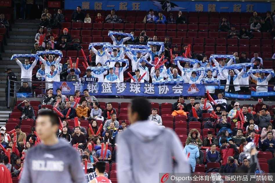 北京队核心后卫艾伦·杰克逊面对防守球员，冷静地指挥队友跑位，他那犀利的突破和精准的传球是球队进攻的发动机。