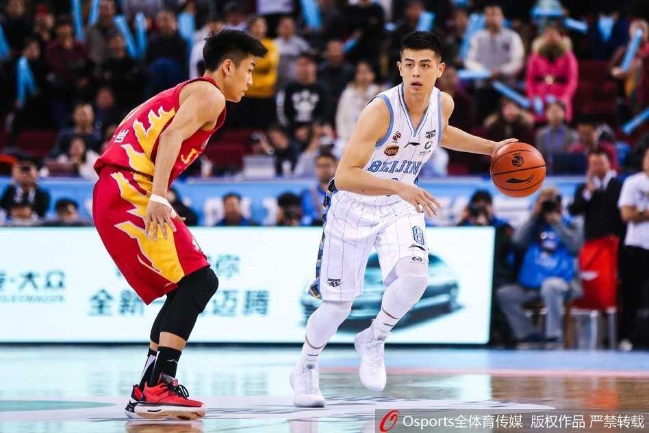 王骁辉在侧翼接球就投，出手速度极快且姿态坚决，他本场贡献的四记三分球，每一记都如刺刀般直插吉林队反扑的心脏。