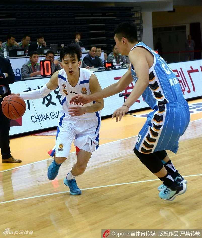 天津队核心杰特面对北京队的严密包夹，毫无惧色，奋力寻找传球给队友的瞬间。