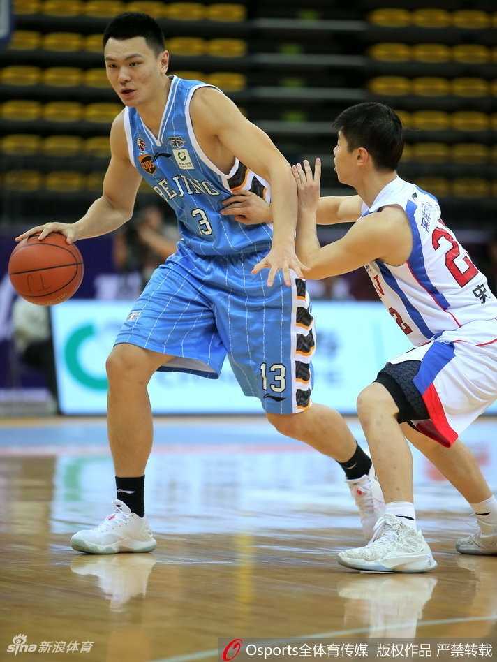 北京队翟晓川犹如神兵天降，持球强行突破天津队防线，眼神中透露出必得的信念。