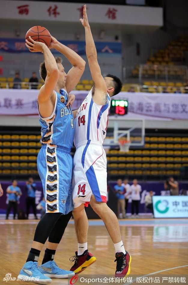 北京外援汉密尔顿高高跃起，在天津队员头上摘下一个关键的前场篮板，瞬间点燃了球队的二次进攻。