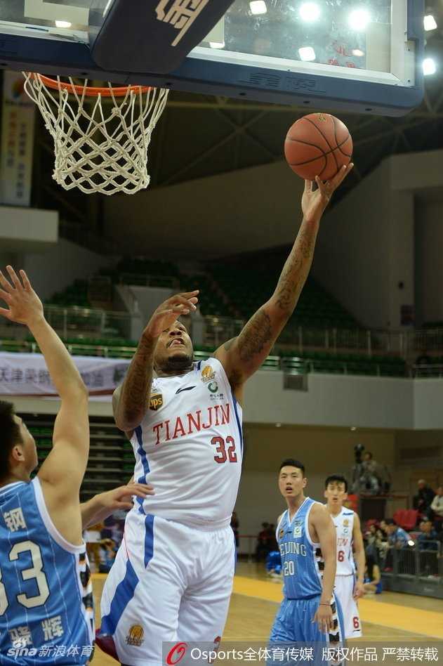 北京队长翟晓川快攻中上演单手劈扣，霸气十足，这记重扣也彻底击碎了天津队反扑的希望。