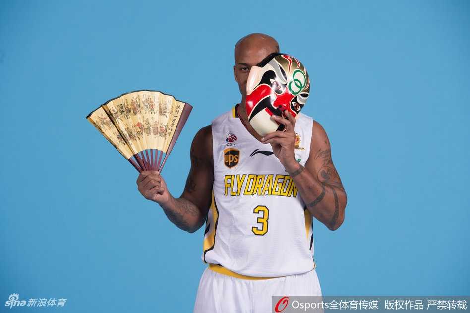 四十岁的马布里身披北控战袍，眼神坚毅如狼王，手中的京剧脸谱象征着他与北京这座城市的深厚缘分，尽显京城篮球霸主风范。