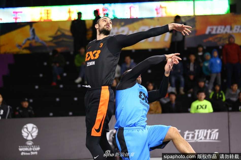 嘻哈歌手潘玮柏现身赛场，他头戴黑色针织帽，身穿休闲外套，站在球场中央举起话筒与全场球迷互动，瞬间引爆了场边观众特别是年轻女孩们的热情。